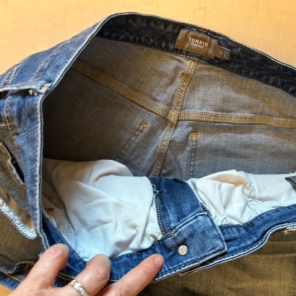 Torrid Feel The Fit Denim blue jean shorts Sz-18. A4 - Picture 5 of 9